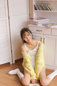 年轻的女孩在办公室推荐香水